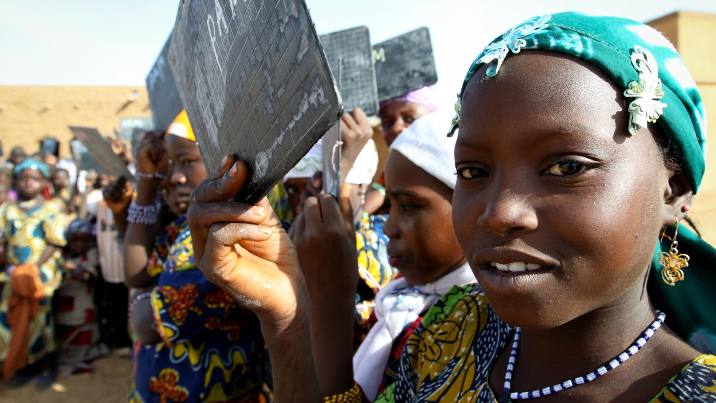 Jeunes enfants au centre de cantine scolaire du Programme alimentaire mondial (PAM) à Agarsamat, dans la région de Tahoua, au Niger.
