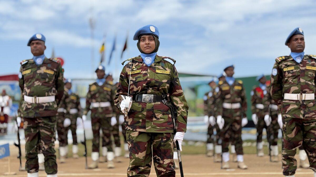 Des casques bleus sont alignés.
