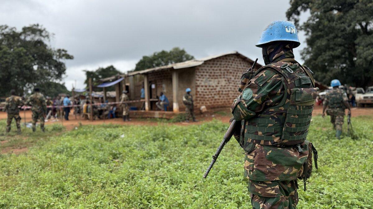 Un Casque bleu de l’ONU est photographié à l’extérieur.