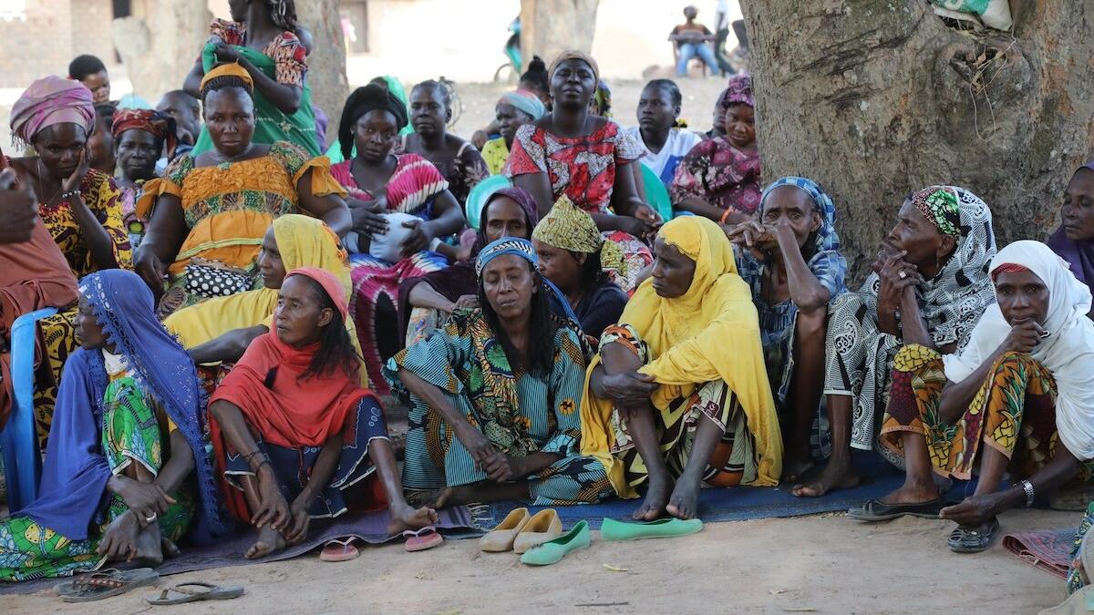 Un groupe assis se rassemble au sol.