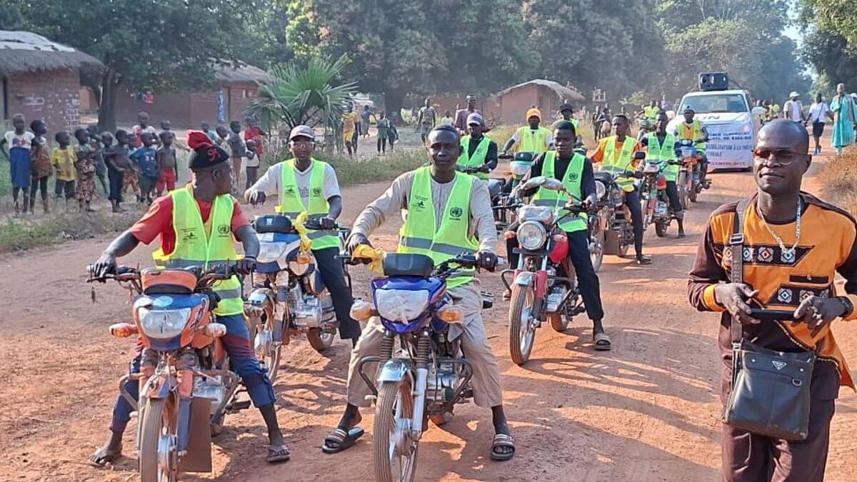 Des personnes en gilet haute visibilité font partie d’un convoi de motos.