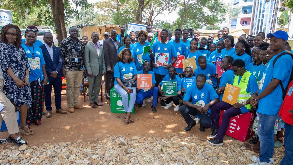 Un groupe tient des affiches des Objectifs de développement durable de l’ONU. 