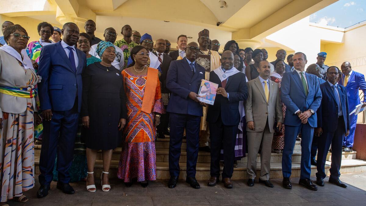 Des représentants posent pour une photo. 