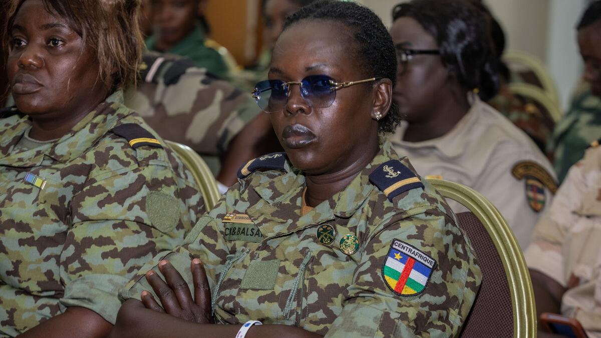 Un Casque bleu représentant la République centrafricaine est photographié. 