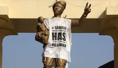 A Banjul, une statue commémorant le coup d’Etat du 22 juillet 1994, par lequel Yahya Jammeh était arrivé au pouvoir, est recouverte d’un T-shirt sur lequel est inscrit « La Gambie a décidé »