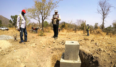 Secondary boundary pillar physically demarcating the border.  It is placed at every 500m, allowing local population to be aware of where the border is. Photo: D. BARIL