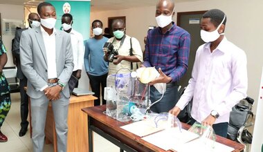 Presentation of the Togolese respirator prototype at the University of Lomé. Photo: University of Lomé