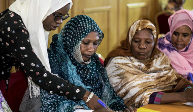Mauritanie SWEDD : 20 femmes bénéficiaires des espaces sûrs, lauréates de la compétition sur les meilleurs projets d’Activités Génératrices de Revenus, financées et formées. Photo: UNFPA.