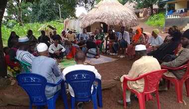 En dialogue communautaire dans le district de Madina Dian Bangouyah (kindia) avec les jeunes,femmes et sages du village sur la Paix et développement durable