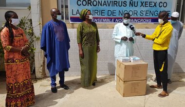 UNOWAS alongside the inhabitants of the town of N’gor to defeat COVID19, offers more than 3,000 masks. Photo: UNOWAS