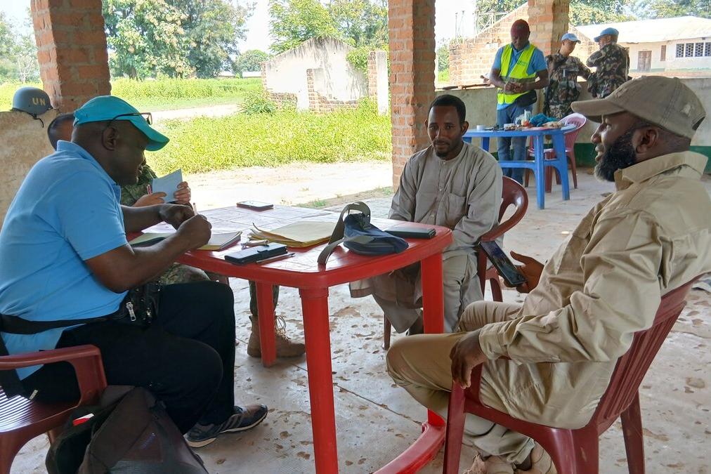 Des représentants sont assis autour d’une table.