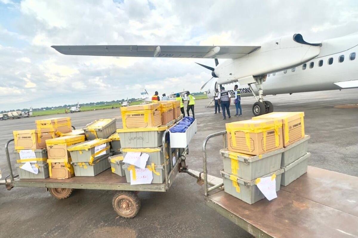 Des fournitures sont photographiées à côté d’un avion de l’ONU. 