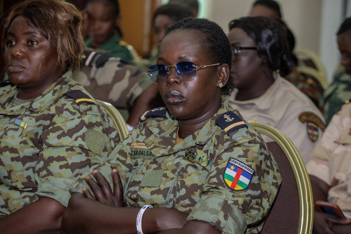 Un Casque bleu représentant la République centrafricaine est photographié. 