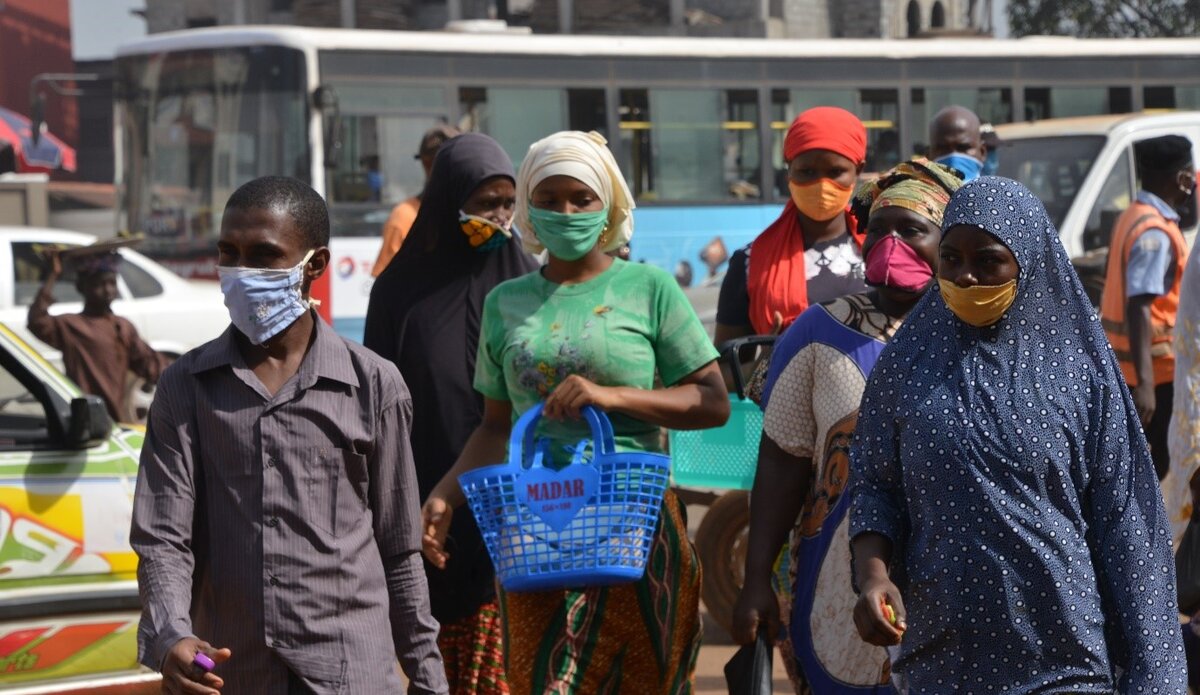 Des personnes portant des masques de protection marchent à Conakry, en Guinée, le 29 avril 2020. © HRW -2020 Cellou Binani