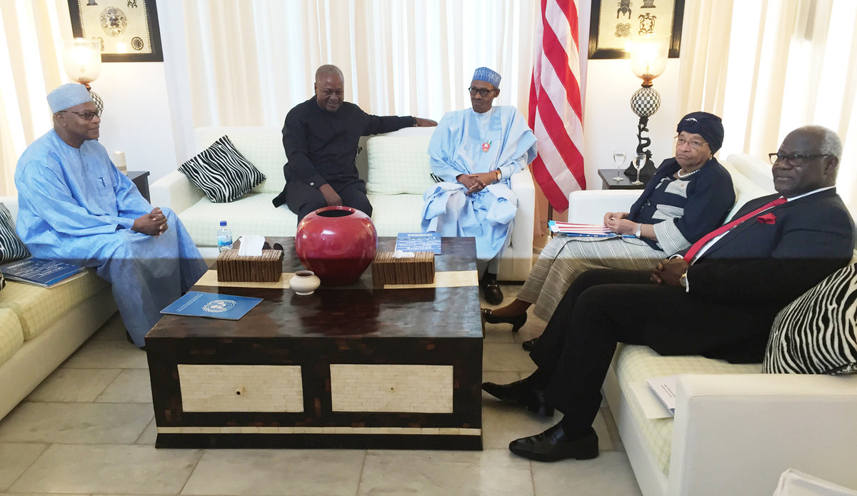 Le SRSG Ibn Chambas et les Présidents de la République du Nigeria, de la Sierra Leone, du Ghana et du Liberia font une médiation sur la situation en Gambie - le 13 décembre 2016 à Banjul