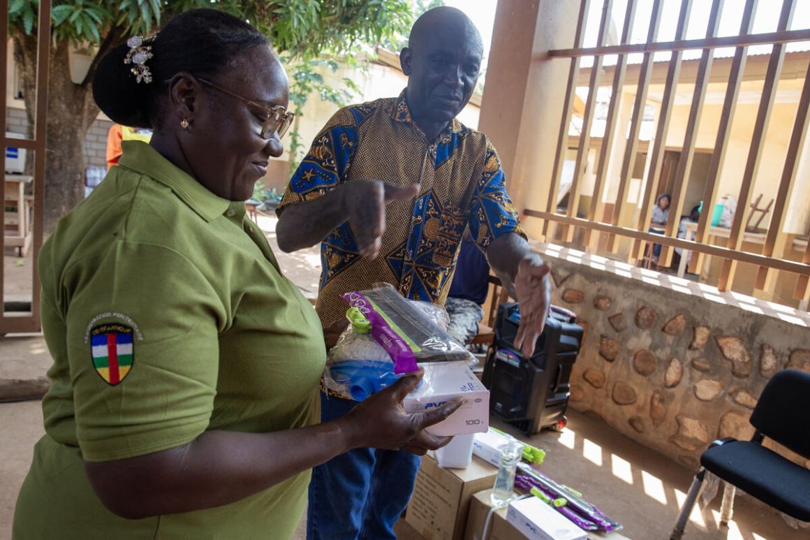 Un homme et une femme manipulent des produits pour l'hygiène.