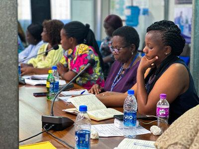 Les participants sont assis autour d'un panel.