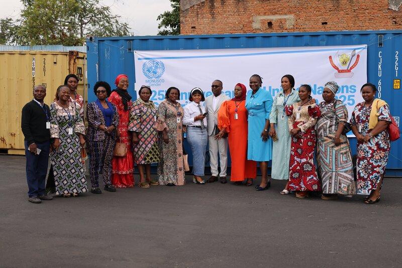 Un groupe de représentants pose pour une photo.