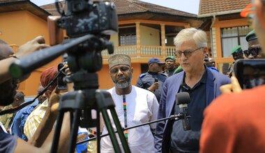 Lacroix s'adresse à la presse.
