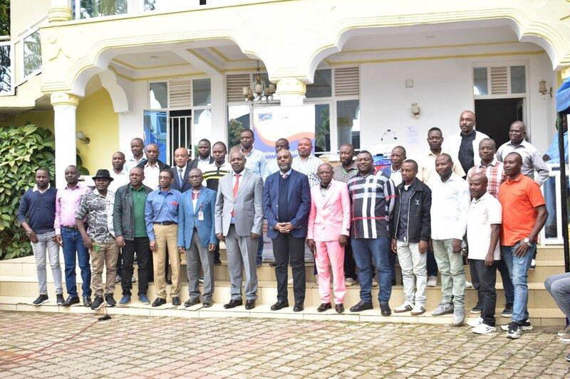 Un groupe de représentants pose pour une photo.