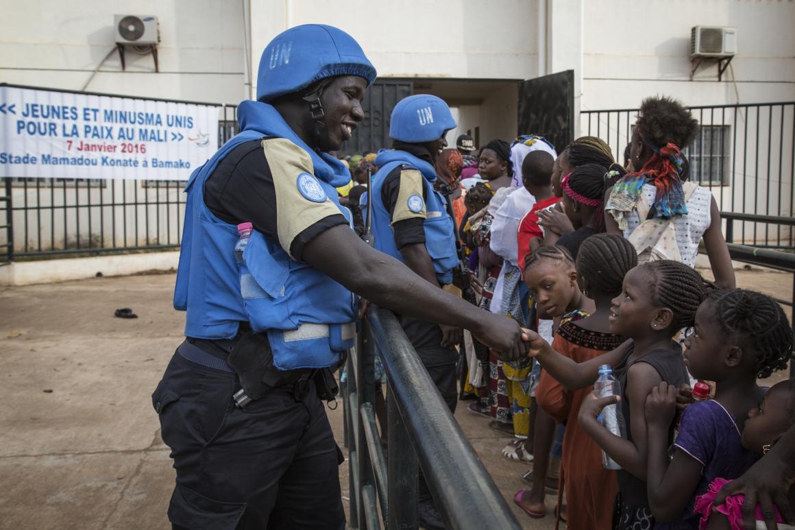 La MINUSS mène des exercices de formation au contrôle des émeutes avec des policiers de quatre pays contributeurs de la police des Nations Unies à Juba, au Soudan du Sud. Photo ONU / JC McIlwaine  Un officier de l'Unité de police formée de la MINUSMA (FPU) s'entretient avec des Maliens en patrouillant à l'extérieur du stade Mamadou Konaté lors d'une manifestation sportive. Photo ONU: Marco Dormino